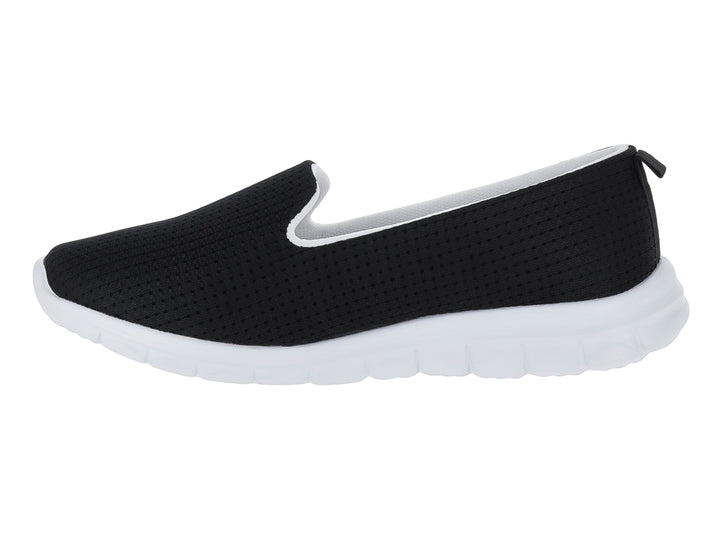 Zapato deportivo slip-on de color negro con suela blanca.