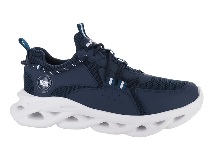 Tenis deportivos color azul marino con suela blanca gruesa y diseño esculpido.