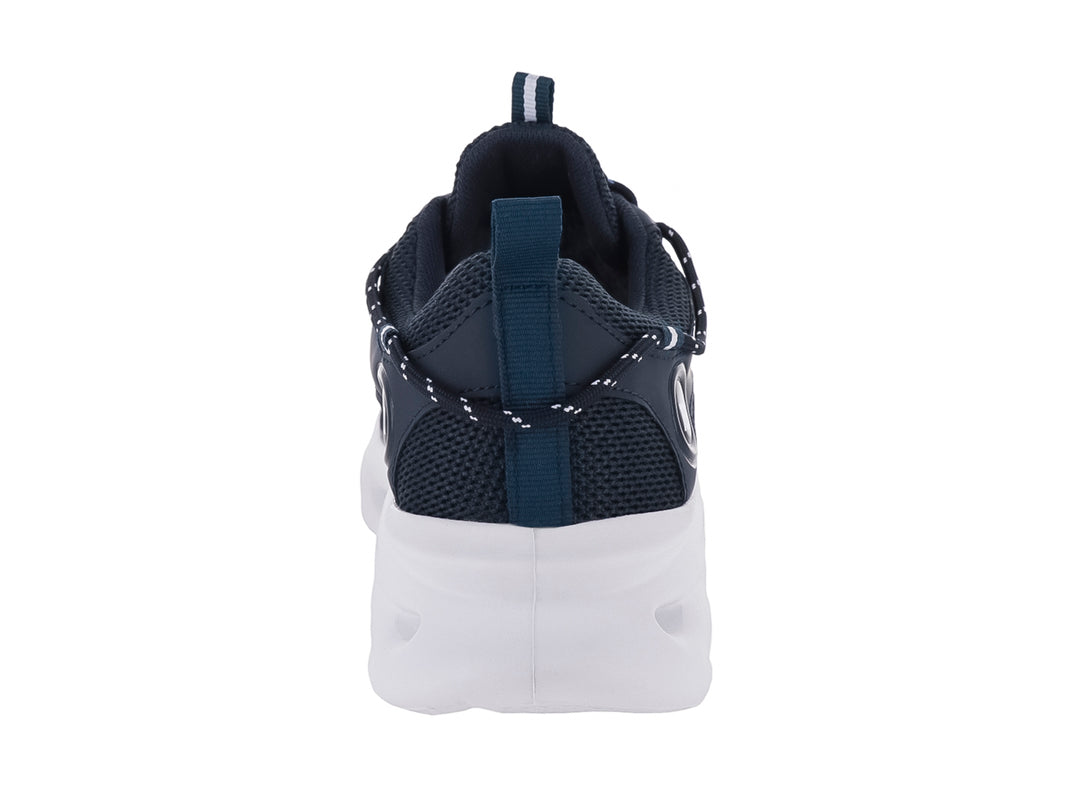 Tenis deportivos color azul marino con suela blanca gruesa y diseño esculpido.