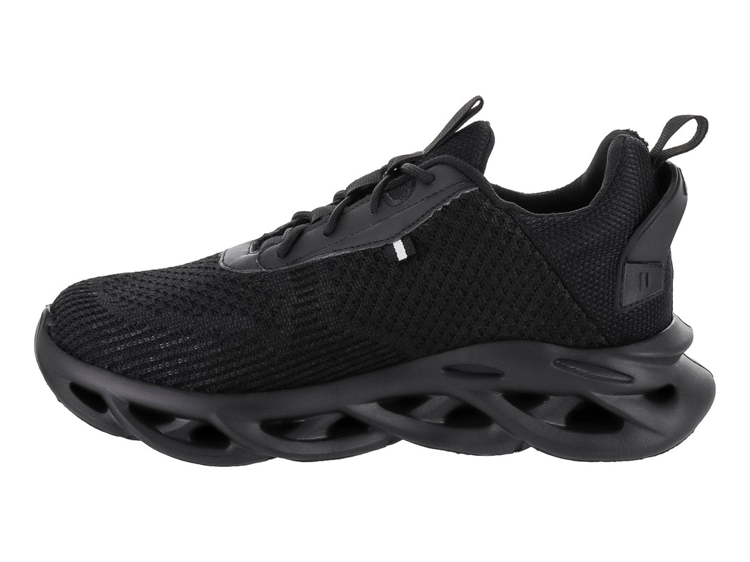 Tenis deportivos color negro con suela gruesa esculpida y tejido de malla.