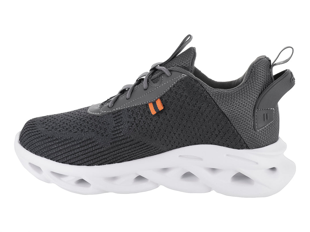 Tenis deportivos Andrax en color gris oxford con suela blanca gruesa y detalles en naranja.