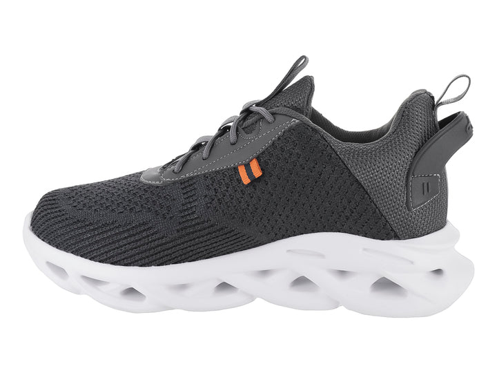 Tenis deportivos Andrax en color gris oxford con suela blanca gruesa y detalles en naranja.