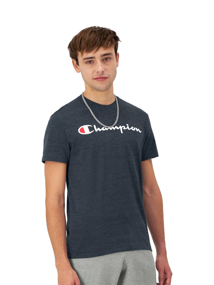 Hombre vistiendo una camiseta de manga corta color azul marino con el logotipo de Champion en blanco en el pecho.