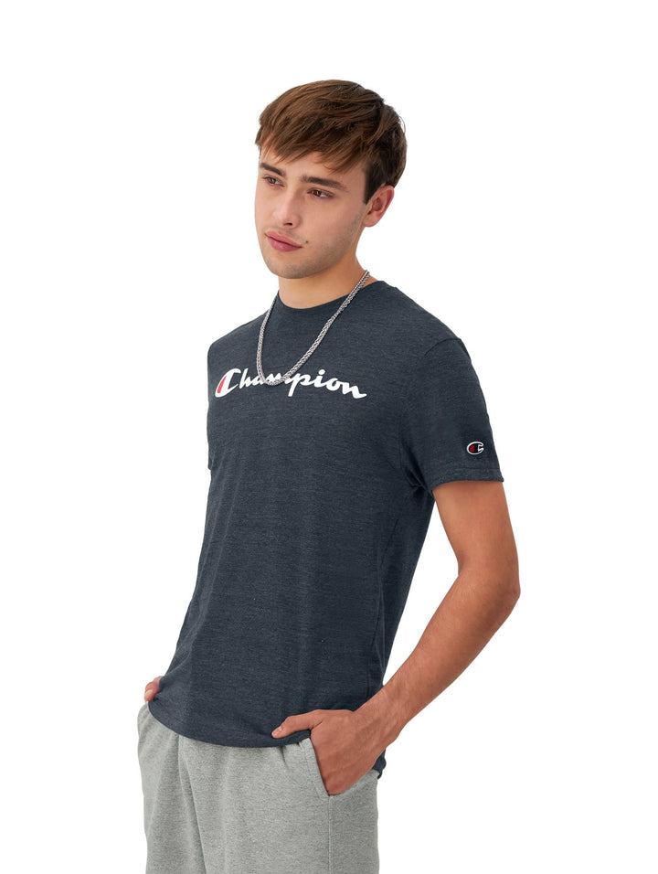 Hombre vistiendo una camiseta de manga corta color azul marino con el logotipo de Champion en blanco en el pecho.