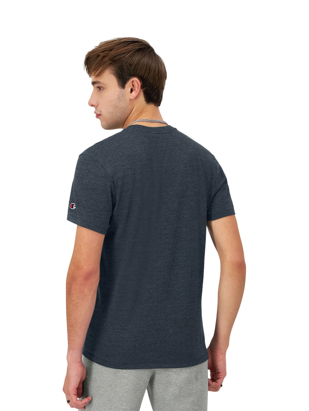 Hombre vistiendo una camiseta de manga corta color azul marino con el logotipo de Champion en blanco en el pecho.