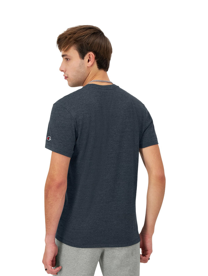 Hombre vistiendo una camiseta de manga corta color azul marino con el logotipo de Champion en blanco en el pecho.