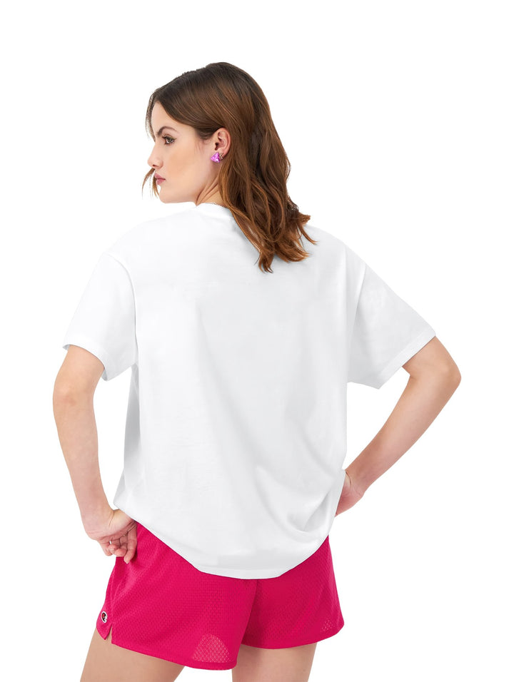 Mujer vistiendo una camiseta blanca de corte holgado con estampado gráfico de Champion.