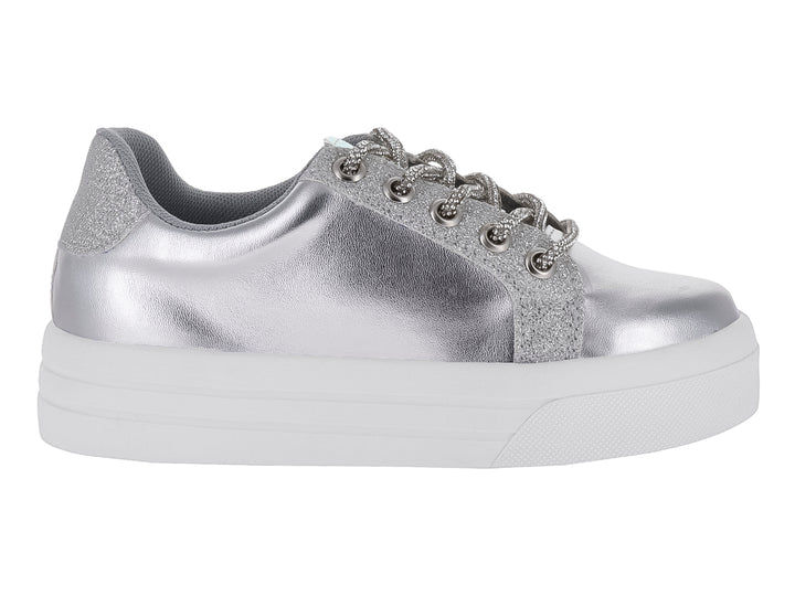 Tenis plateados metálicos con suela blanca gruesa y detalles brillantes.