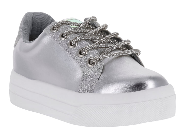 Tenis plateados metálicos con suela blanca gruesa y detalles brillantes.