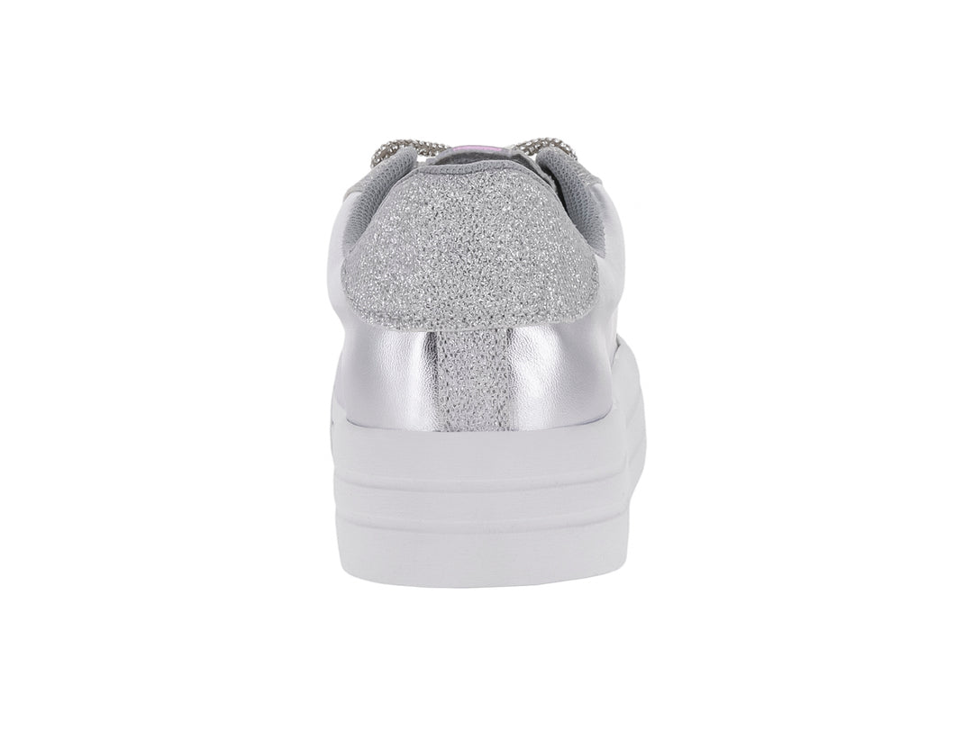 Tenis plateados metálicos con suela blanca gruesa y detalles brillantes.
