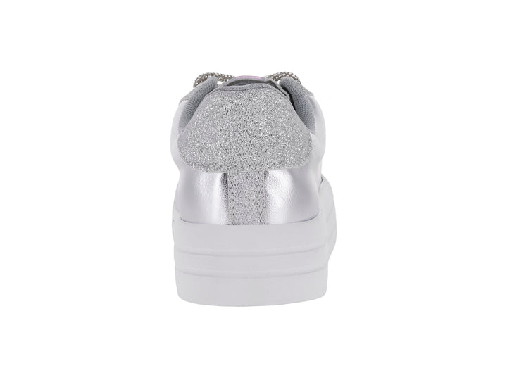 Tenis plateados metálicos con suela blanca gruesa y detalles brillantes.