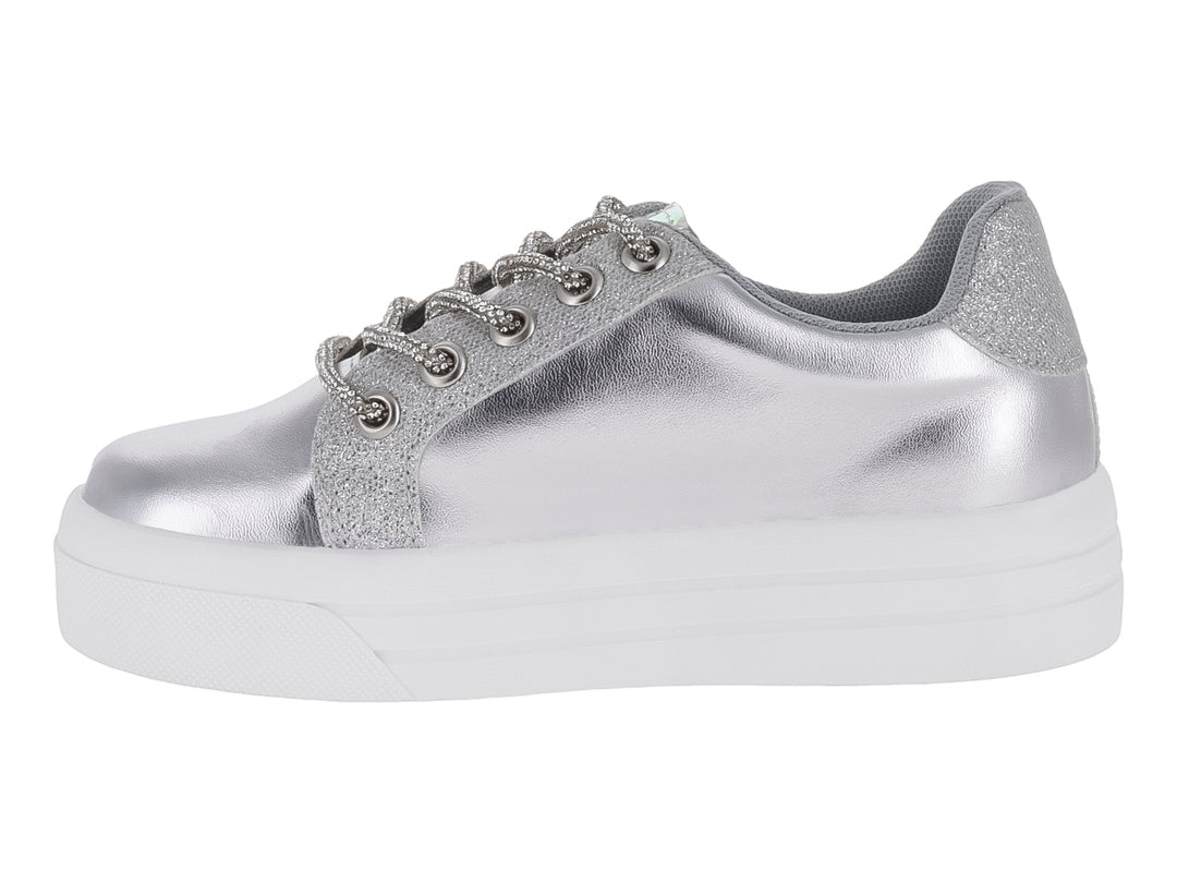 Tenis plateados metálicos con suela blanca gruesa y detalles brillantes.