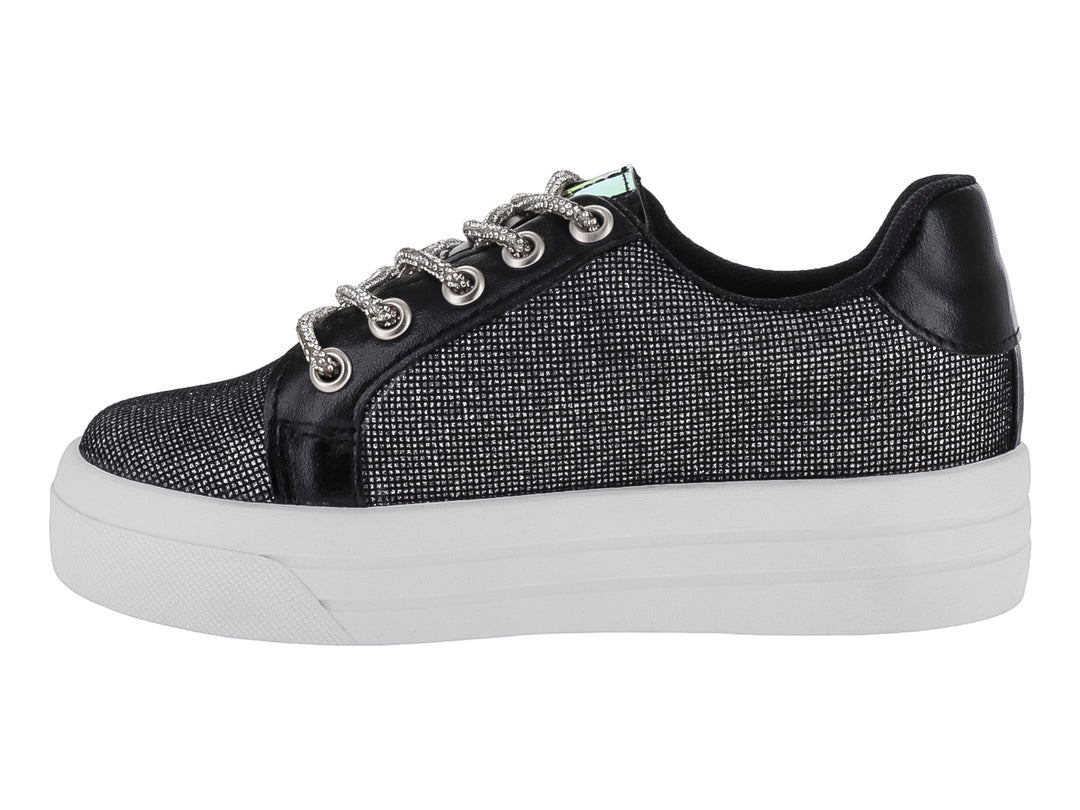 Tenis negros con textura brillante y suela de plataforma blanca para niña.