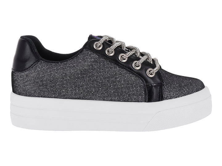 Tenis negros de plataforma con textura brillante, agujetas plateadas y suela blanca gruesa.