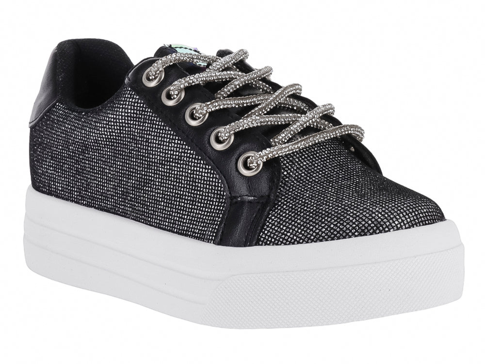 Tenis negros de plataforma con textura brillante, agujetas plateadas y suela blanca gruesa.
