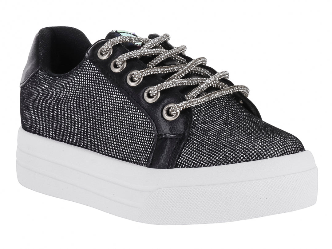 Tenis negros de plataforma con textura brillante, agujetas plateadas y suela blanca gruesa.