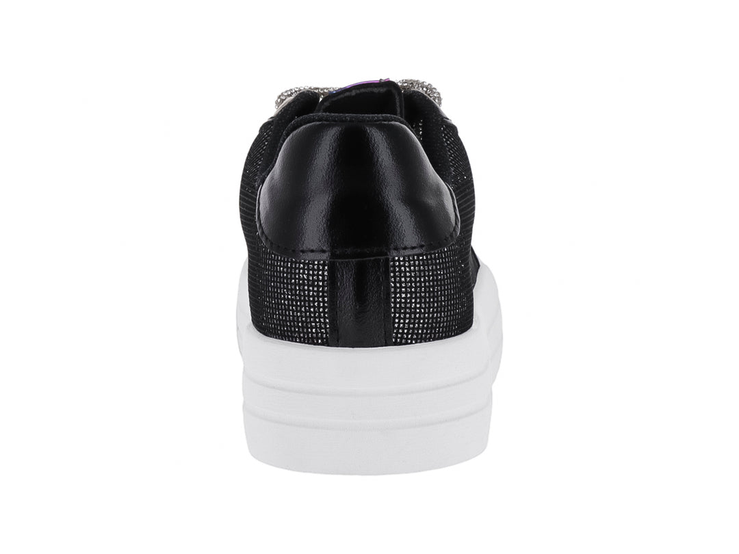 Tenis negros de plataforma con textura brillante, agujetas plateadas y suela blanca gruesa.
