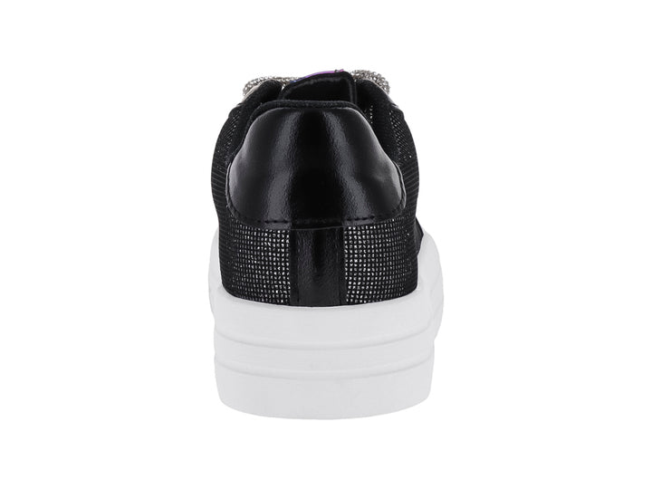 Tenis negros de plataforma con textura brillante, agujetas plateadas y suela blanca gruesa.