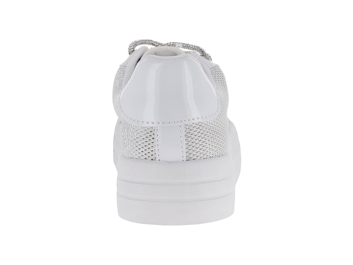 Tenis plateados con acabado brillante y suela blanca de plataforma para niña.