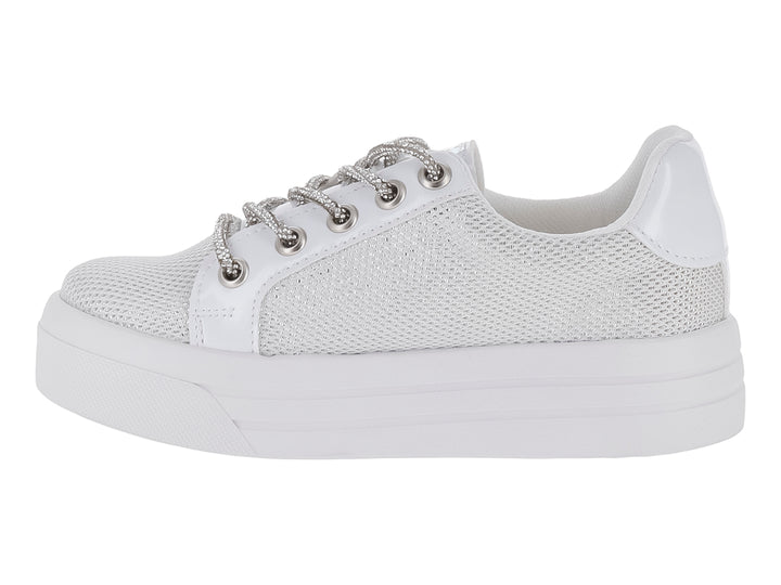 Tenis plateados con acabado brillante y suela blanca de plataforma para niña.