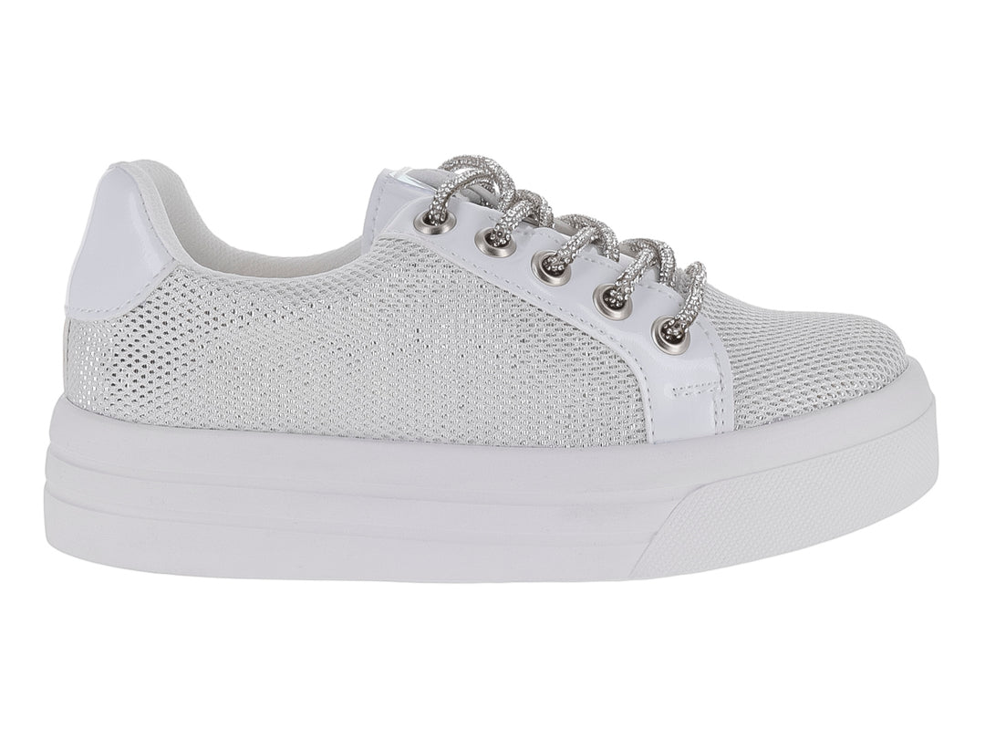 Tenis plateados con acabado brillante y suela de plataforma blanca para niña.
