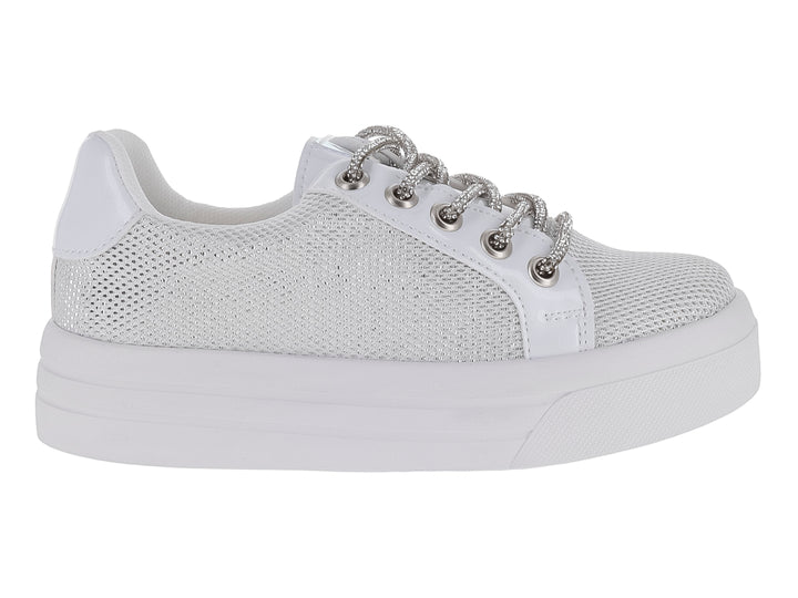 Tenis plateados con acabado brillante y suela de plataforma blanca para niña.