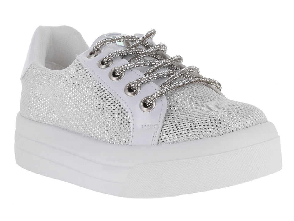 Tenis plateados con acabado brillante y suela de plataforma blanca para niña.