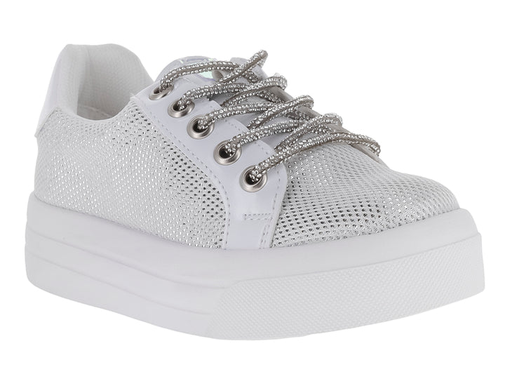 Tenis plateados con acabado brillante y suela de plataforma blanca para niña.