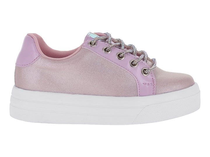 Tenis infantiles color rosa brillante con suela blanca de plataforma y agujetas plateadas.