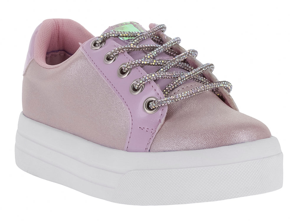 Tenis infantiles color rosa brillante con suela blanca de plataforma y agujetas plateadas.