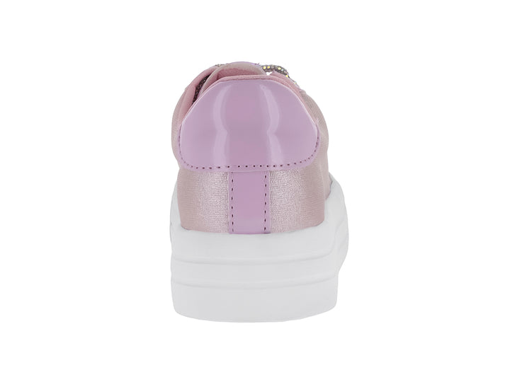 Tenis infantiles color rosa brillante con suela blanca de plataforma y agujetas plateadas.