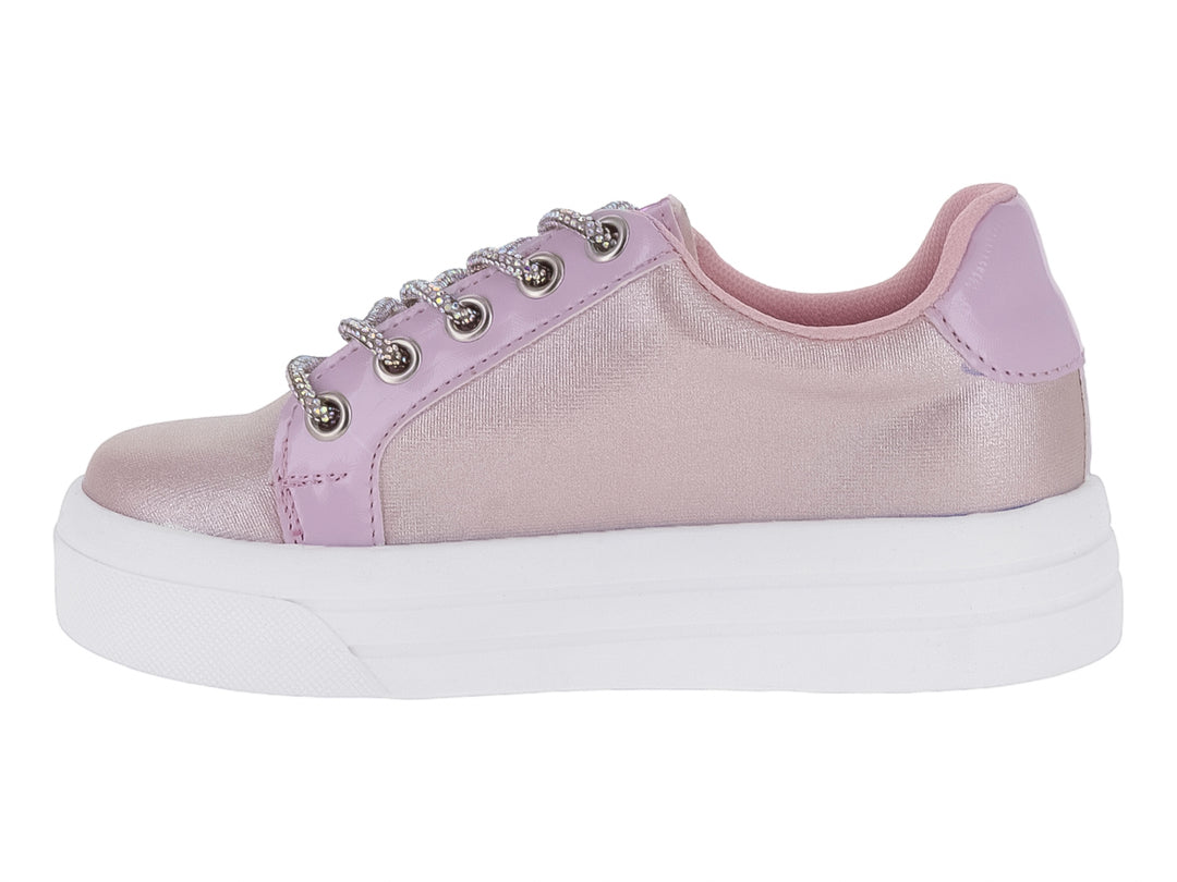 Tenis infantiles color rosa brillante con suela blanca de plataforma y agujetas plateadas.