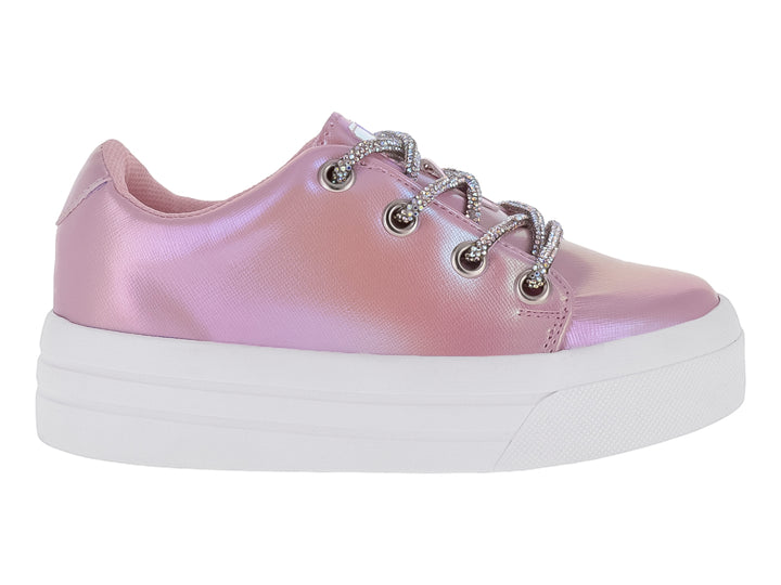 Tenis rosa metálico con suela blanca de plataforma y cordones plateados.