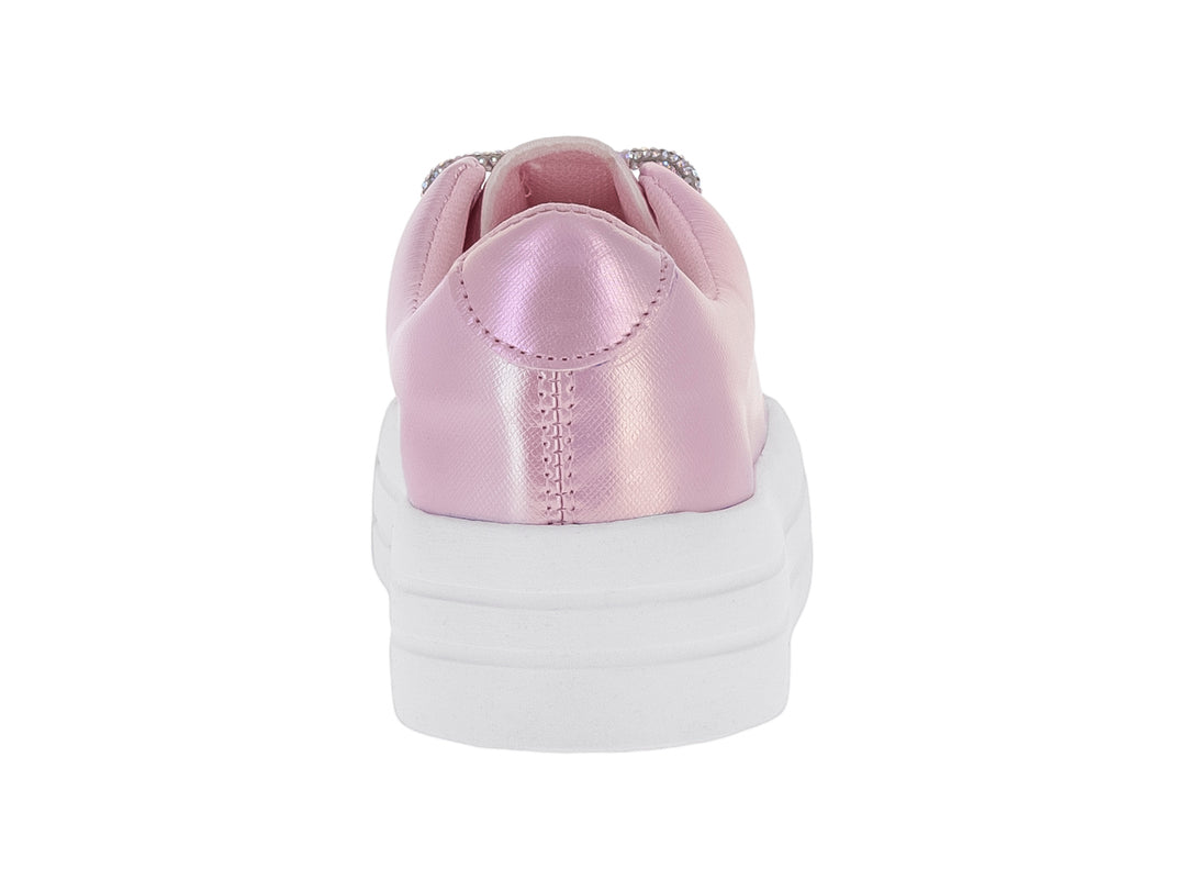 Tenis rosa metálico con suela blanca de plataforma y cordones plateados.