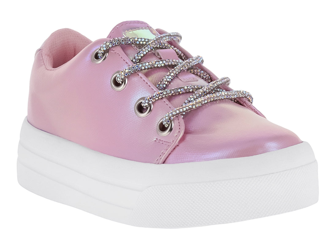 Tenis infantiles de color rosa metálico con suela blanca de plataforma y cordones plateados.