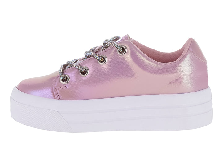 Tenis infantiles de color rosa metálico con suela blanca de plataforma y cordones plateados.