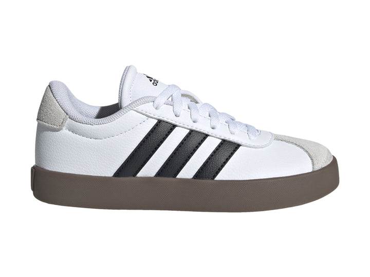 Tenis Adidas VL Court 3.0 en color blanco con tres franjas negras y suela gris oscuro.