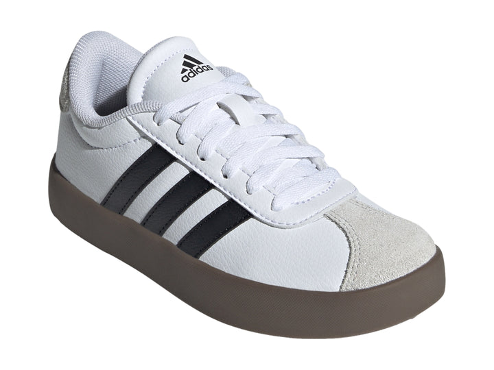 Tenis Adidas VL Court 3.0 en color blanco con tres franjas negras y suela gris oscuro.
