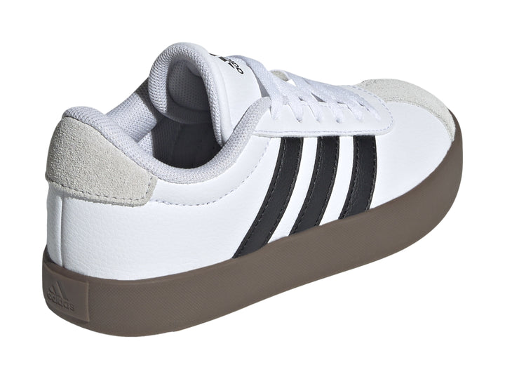 Tenis Adidas VL Court 3.0 en color blanco con tres franjas negras y suela gris oscuro.