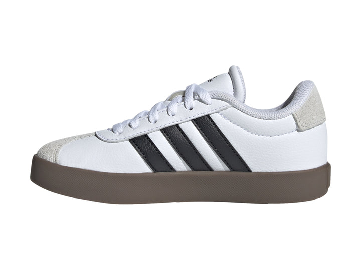 Tenis Adidas VL Court 3.0 en color blanco con tres franjas negras y suela gris oscuro.
