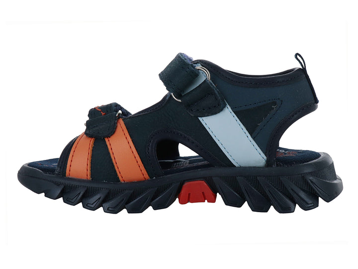 Sandalia infantil color marino con detalles en naranja y azul claro, suela dentada y cierre de velcro.