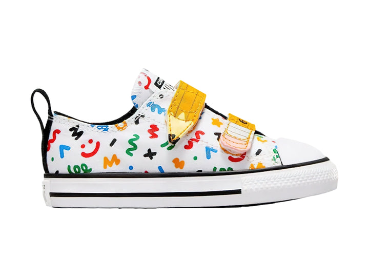 Tenis Converse blancos con dibujos coloridos y correas de velcro en forma de lápices.