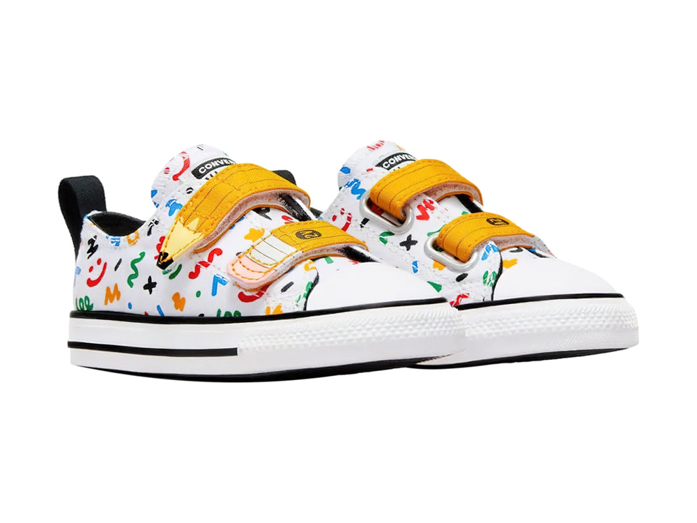 Tenis Converse blancos con dibujos coloridos y correas de velcro en forma de lápices.