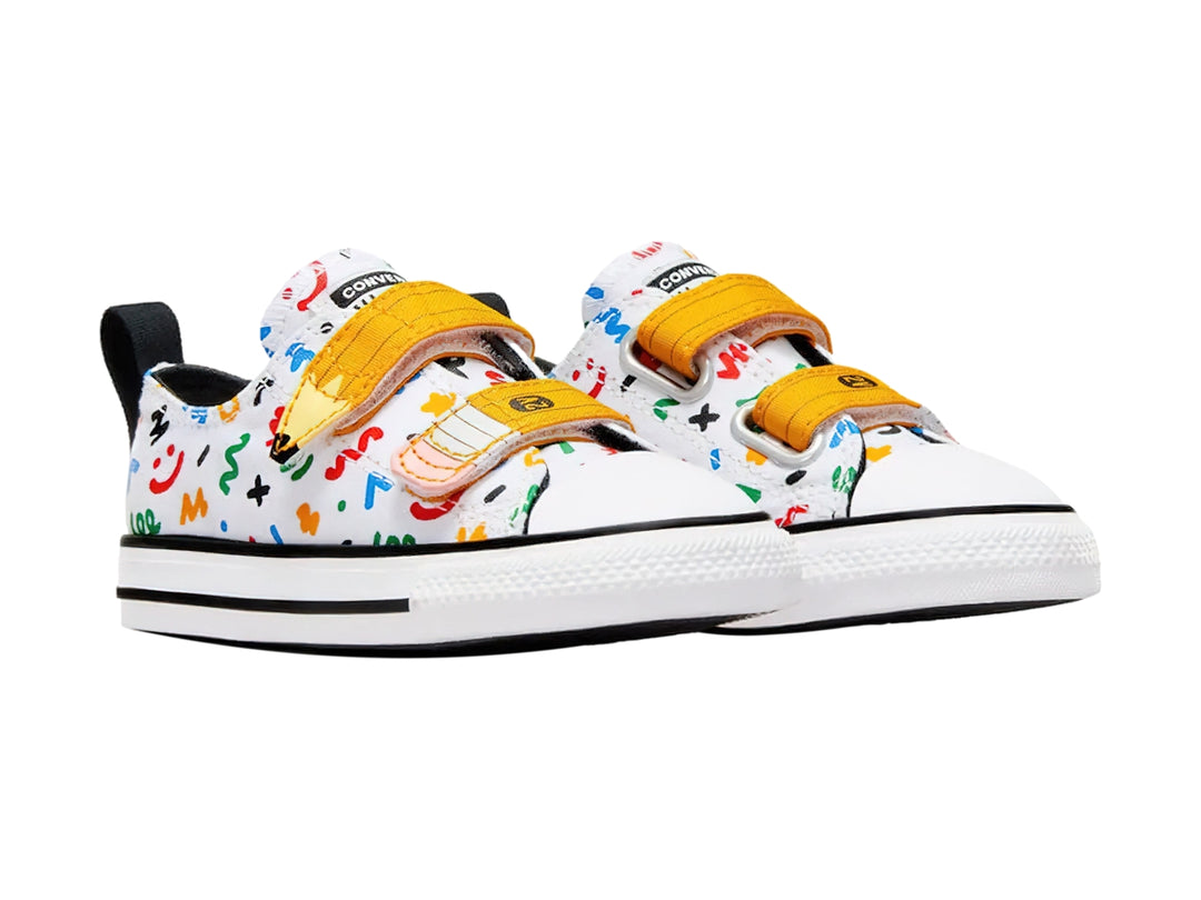 Tenis Converse blancos con dibujos coloridos y correas de velcro en forma de lápices.