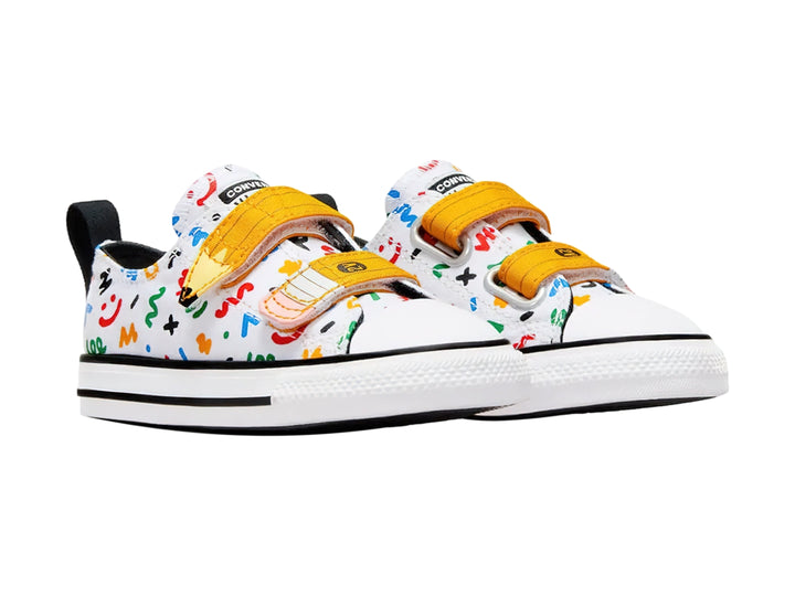 Tenis Converse blancos con dibujos coloridos y correas de velcro en forma de lápices.