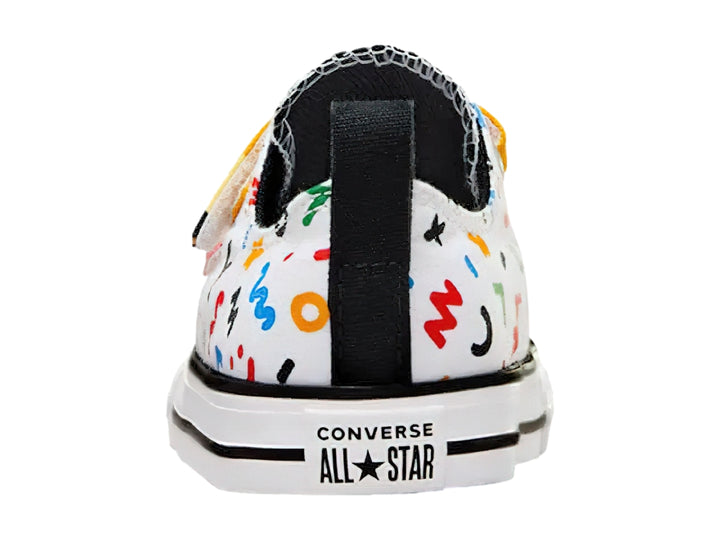 Tenis Converse blancos con dibujos coloridos y correas de velcro en forma de lápices.
