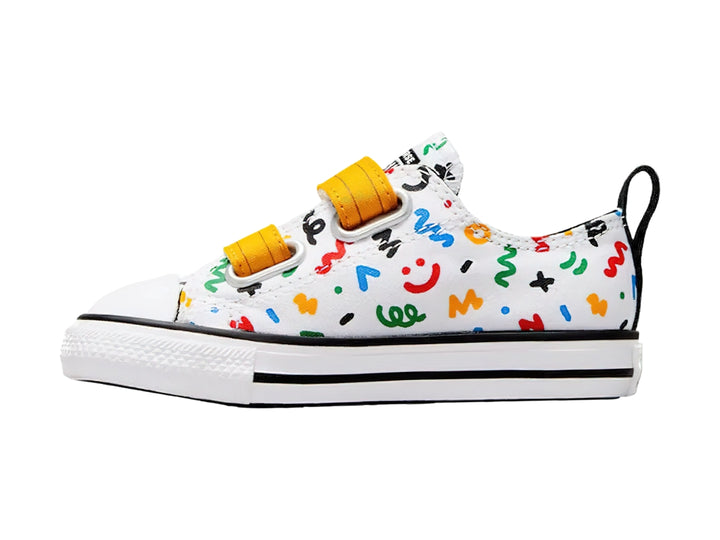 Tenis Converse blancos con dibujos coloridos y correas de velcro en forma de lápices.