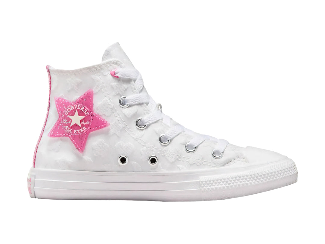 Tenis Converse blancos de bota con una estrella rosa brillante en el lateral.