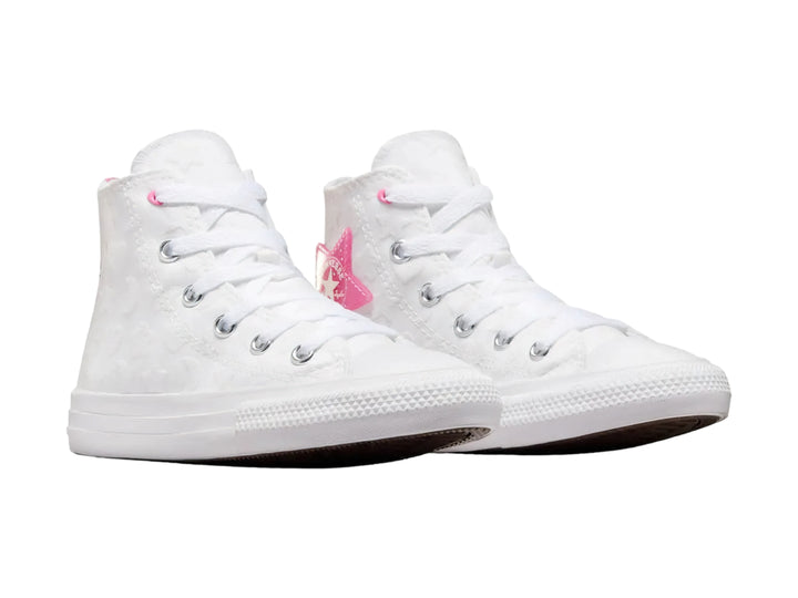 Tenis Converse blancos de bota con una estrella rosa brillante en el lateral.