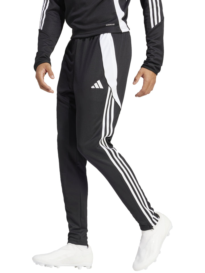 Pantalón deportivo Adidas Tiro 24 en color negro con detalles y franjas laterales en blanco.